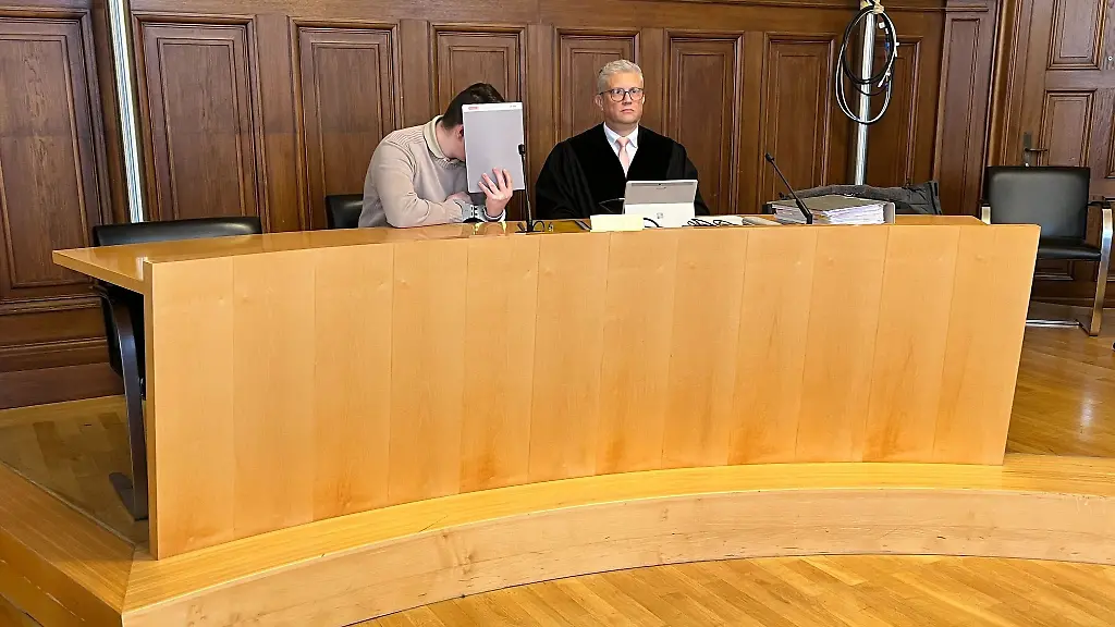 Der-21-Jaehrige-neben-seinem-Anwalt-war-unter-anderem-wegen-Totschlags-an-seiner-Mutter-zu-einer-Jugendstrafe-von-sieben-Jahren-verurteilt-worden