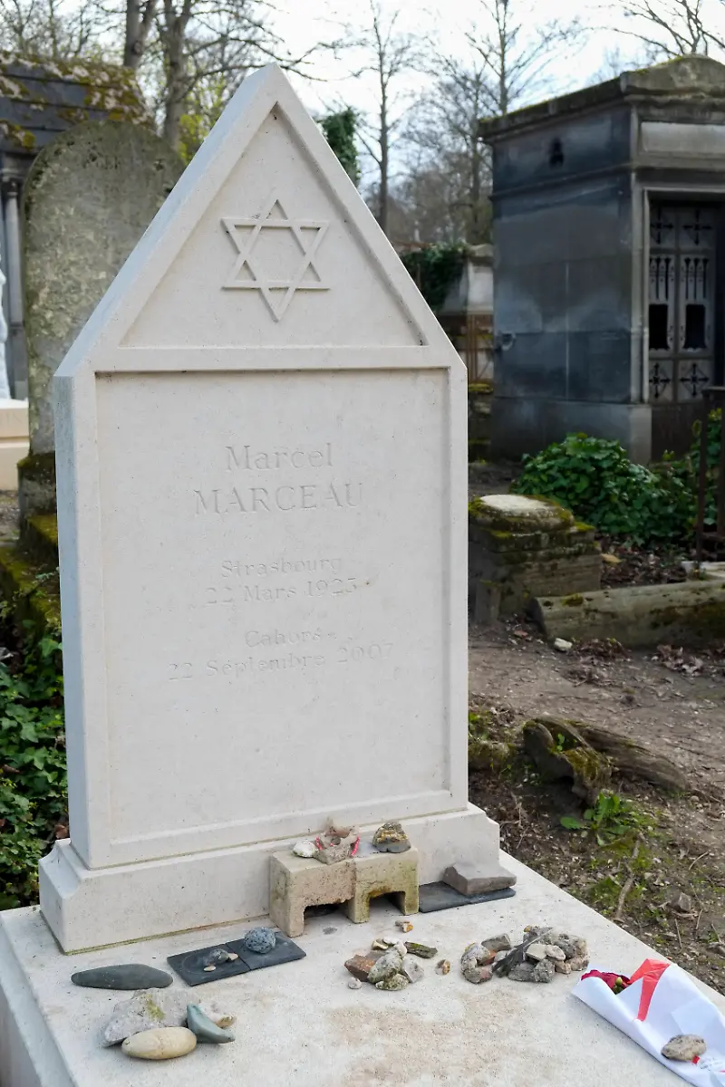 Paris-France-The-famous-Pere-LaChaise-Cemetery-Jewish-headstone-marking-the-gravesite-of-the-mime-Marcel-Marceau