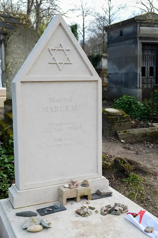 Paris-France-The-famous-Pere-LaChaise-Cemetery-Jewish-headstone-marking-the-gravesite-of-the-mime-Marcel-Marceau
