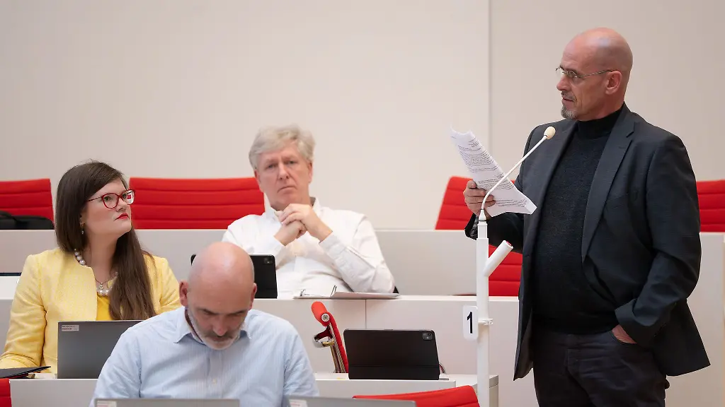 Die-BSW-Fraktion-im-Brandenburger-Landtag-um-Fraktionschef-Niels-Olaf-Lueders-r-ist-in-der-Krise-und-sorgt-fuer-Turbulenzen-auch-in-der-SPD-BSW-Koalition