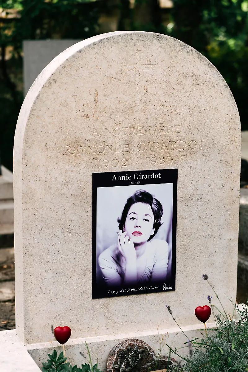 France-Paris-2022-08-17-Photography-by-Xose-Bouzas-Hans-Lucas-Illustration-of-the-Pere-Lachaise-cemetery-Detail-of-the-tomb-of-the-French-actress-Annie-Girardot-France-Paris-2022-08-17-Photographie-par-Xose-Bouzas-Hans-Lucas-Illustration-du-cimetiere-du-Pere-Lachaise-Detail-de-la-tombe-de-l-actrice-francaise-Annie-Girardot