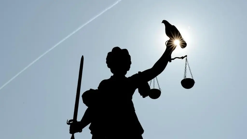 Justitia-mit-Sonne-und-Taube