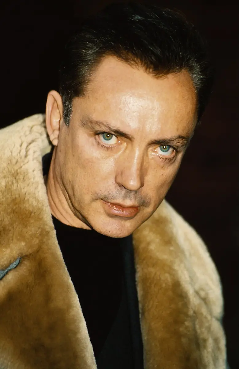 Udo-Kier-Schauspieler-1997-Portrait-Portraet-Personen-Jacke-mit-Pelzkragen-RTG14