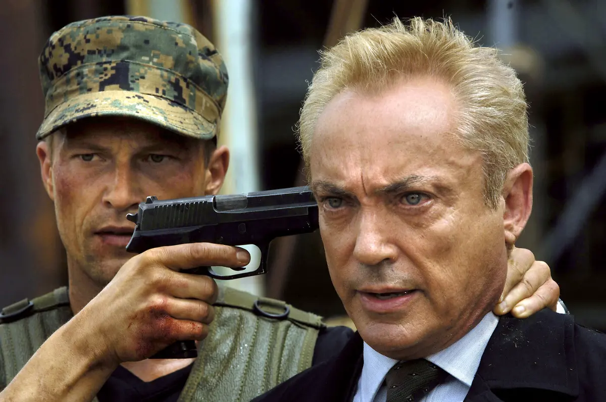 Jack-Carver-Til-Schweiger-l-haelt-Dr-Krieger-Udo-Kier-eine-Waffe-an-den-Kopf-undatierte-Filmszene-In-der-Kinoadaption-des-Videospiels-Far-Cry-arbeitet-ein-geldgieriger-Wissenschaftler-Udo-Kier-in-geheimer-Mission-fuer-die-Regierung-und-nimmt-als-eine-Art-Frankenstein-Experimente-an-Menschen-vor-damit-sie-als-Soldaten-unverwundbar-sind-Foto-Fox-Chris-Helcermanas-Benge-zu-dpa-Kinostarts-vom-25-09