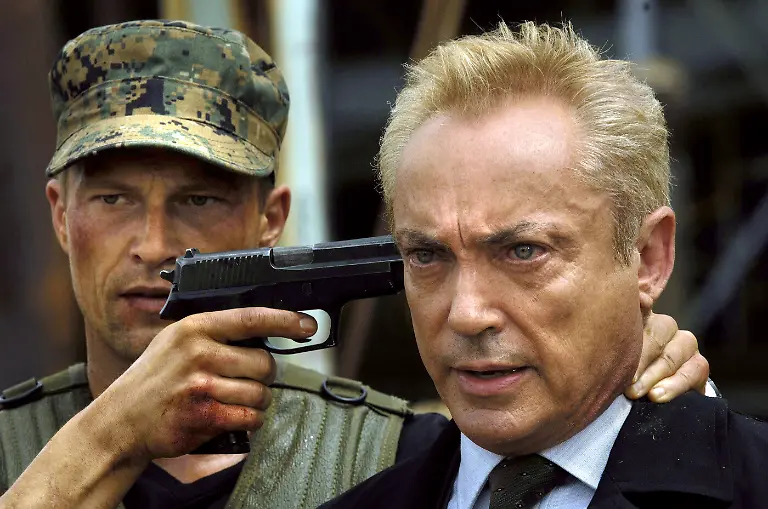 Jack-Carver-Til-Schweiger-l-haelt-Dr-Krieger-Udo-Kier-eine-Waffe-an-den-Kopf-undatierte-Filmszene-In-der-Kinoadaption-des-Videospiels-Far-Cry-arbeitet-ein-geldgieriger-Wissenschaftler-Udo-Kier-in-geheimer-Mission-fuer-die-Regierung-und-nimmt-als-eine-Art-Frankenstein-Experimente-an-Menschen-vor-damit-sie-als-Soldaten-unverwundbar-sind-Foto-Fox-Chris-Helcermanas-Benge-zu-dpa-Kinostarts-vom-25-09