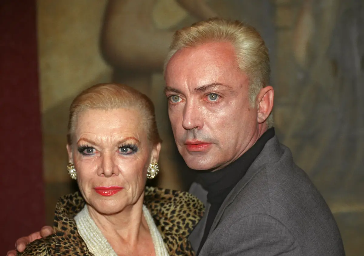 Udo-Kier-und-Ingrid-van-Bergen-bei-Dreharbeiten-zur-neuen-RTL-Produktion-Nina-Arbeitstitel-am-14-11-1997-in-Berlin-In-dem-Film-des-Drehbuchautors-Carl-Christian-Demke-macht-Bordellbetreiberin-Molly-Ingrid-van-Bergen-mit-den-beiden-Zuhaeltern-Bongo-Udo-Kier-und-Michael-Thomas-Kretschmann-gemeinsame-Sache-In-ihrem-Bordell-werden-Frauen-wie-Gefangene-gehalten-Auch-das-Heimmaedchen-Nina-Marie-Zielcke-das-sich-unsterblich-in-Michael-verliebt-hat-soll-dort-nach-Michaels-Plaenen-kuenftig-anschaffen-Doch-sie-ist-nicht-das-hilflose-Maedchen-fuer-das-er-sie-haelt-Voraussichtlicher-Sendetermin-Sommer-1998