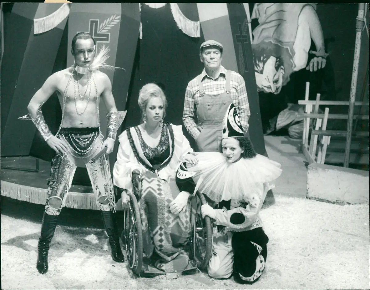 Victor-1979-Die-Besetzung-des-drittklassigen-Zirkus-Der-Pop-Star-David-die-verunglueckte-Trapezkuenstlerin-die-sich-nur-noch-im-Rollstuhl-fortbewegen-kann-der-ehemalige-Clown-und-der-jetzige-Clown-Victor-v-l