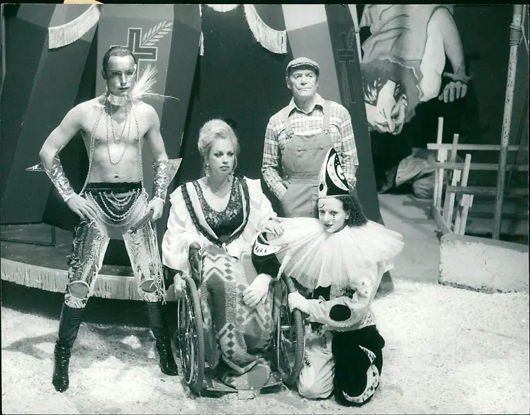 Victor-1979-Die-Besetzung-des-drittklassigen-Zirkus-Der-Pop-Star-David-die-verunglueckte-Trapezkuenstlerin-die-sich-nur-noch-im-Rollstuhl-fortbewegen-kann-der-ehemalige-Clown-und-der-jetzige-Clown-Victor-v-l
