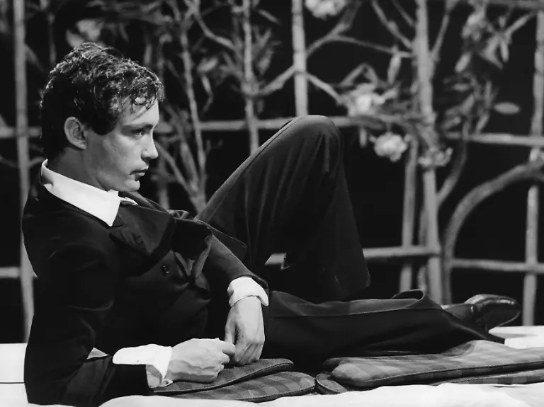 Belcanto-oder-Darf-eine-Nutte-schluchzen-BRD-1977-Regie-Robert-van-Ackeren-Udo-Kier-Mann-Anzug-lasziv-verfuehrerisch