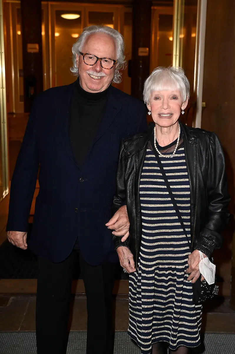 Anita-Kupsch-mit-Ehemann-Klaus-Krahn-beim-100-Geburtstag-vom-Theater-am-Kurfuerstendamm-und-der-Wiederaufnahme-von-Vorhang-auf-fuer-Cyrano-in-der-Komoedie-am-Kurfuerstendamm-im-Schiller-Theater-Berlin-07-10