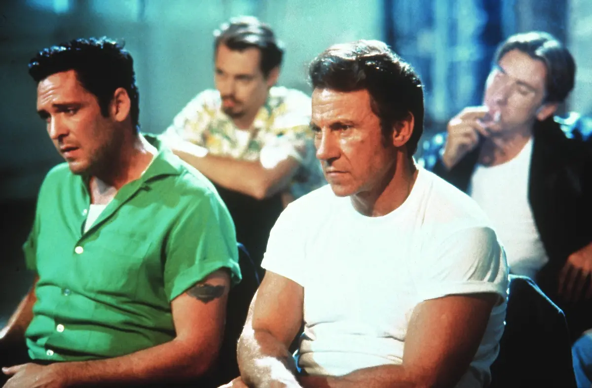 Reservoir-Dogs-Wilde-Hunde-Reservoir-Dogs-USA-1992-Regie-Quentin-Tarantino-Michael-Madsen-Harvey-Keitel-WICHTIG-Nutzung-nur-redaktionell-mit-Filmtitelnennung-bzw-Berichterstattung-ueber-diesen-Film-Buch-und-Kalendernutzung-nur-nach-Absprache-IMPORTANT-To-be-used-solely-for-editorial-coverage-of-this-specific-motion-picture-TV-programme