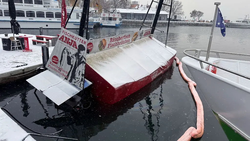 Im-Wahlkampf-2021-noch-ein-Fotomotiv-unter-anderem-mit-Olaf-Scholz-ist-der-Fischverkaufskutter-Anja-nun-gesunken