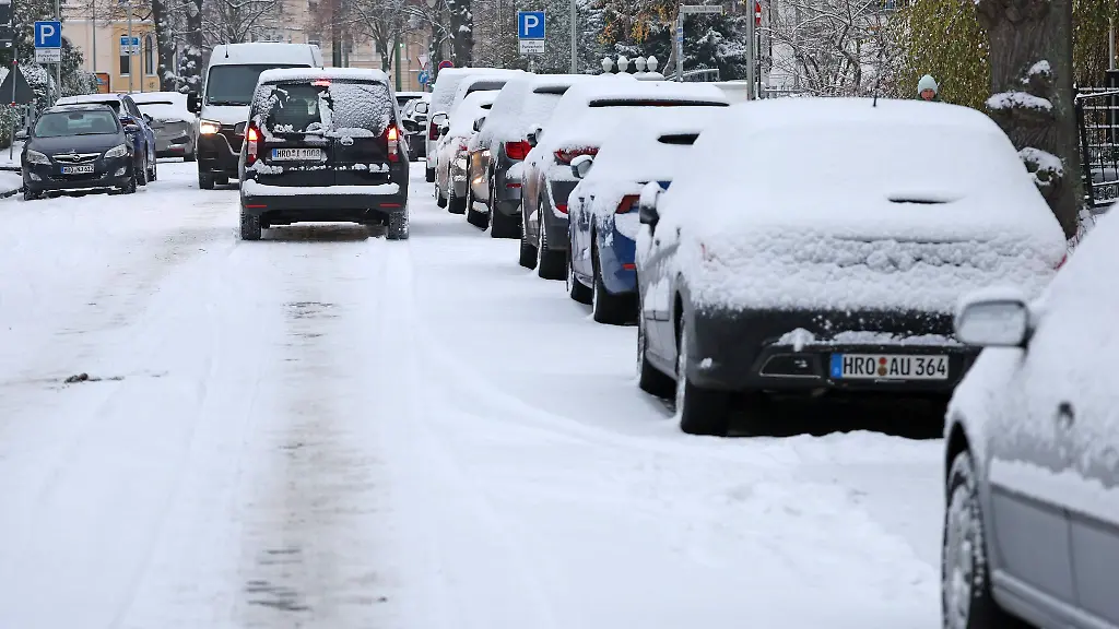 Der-erste-Schnee-des-Jahres-verwandelte-viele-Strassen-in-Rutschbahnen