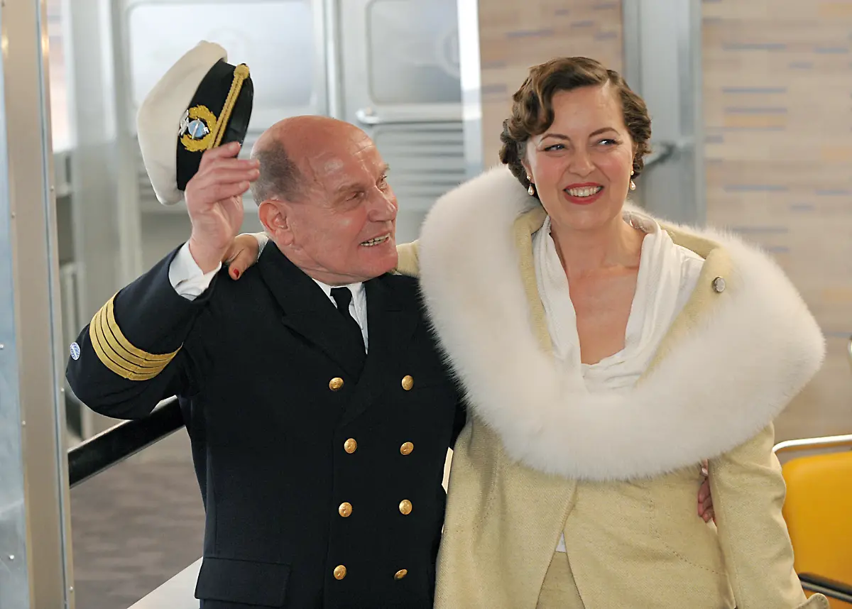 Die-Schauspieler-Juergen-Schornagel-und-Greta-Scacchi-stehen-bei-einem-Fototermin-anlaesslich-der-Dreharbeiten-zum-RTL-Zweiteiler-Hindenburg-am-Montag-16-11-2009-in-Koeln-am-Set-Der-Film-erzaehlt-die-Geschichte-des-Hindenburg-Ungluecks-vom-6-Mai-1937-in-dem-eine-Liebesgeschichte-und-ein-spannungsgeladenes-Abenteuer-mit-historischen-Fakten-verknuept-wird-Der-Sendetermin-ist-voraussichtlich-fuer-das-Fruehjahr-2011-geplant