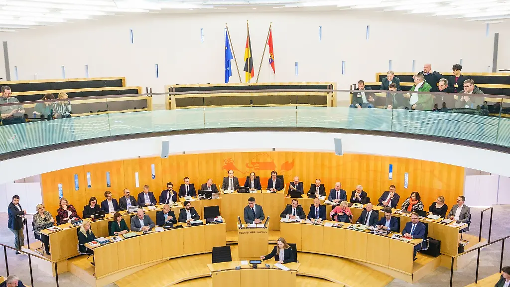 Im-Dezember-befasst-sich-laut-Planung-auch-noch-das-hessische-Landtagsplenum-abschliessend-mit-dem-Streit-um-die-Entlassung-einer-Staatssekretaerin