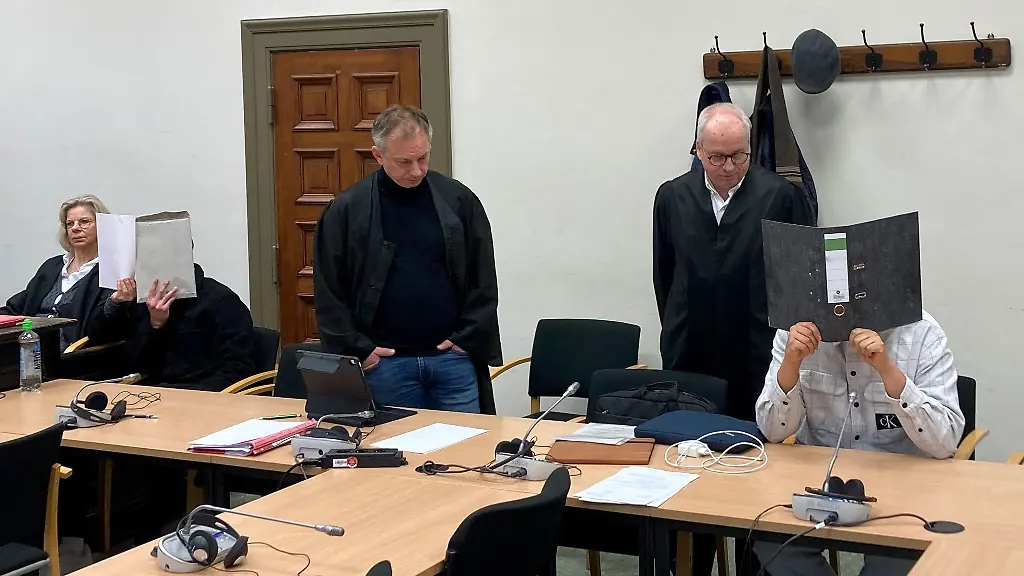 Die-beiden-Angeklagte-zeigen-sich-vor-Gericht-gestaendig