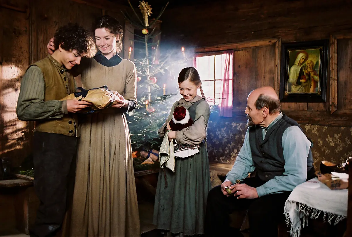 Konrad-FRANCOIS-GOeSKE-und-Sanna-JOSEFINA-VILSMAIER-feiern-mit-ihrer-Mutter-DANA-VAVROVA-und-dem-Grossvater-JUeRGEN-SCHORNAGEL-Weihnachten-Regie-Joseph-Vilsmaier-aka