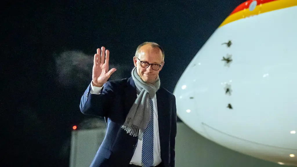 Bundeskanzler-Friedrich-Merz-CDU-steigt-in-ein-Flugzeug-der-Flugbereitschaft-der-Luftwaffe-um-zum-G20-Gipfel-nach-Johannesburg-in-Suedafrika-zu-fliegen-Zum-ersten-Mal-findet-ein-G20-Gipfel-ohne-Trump-Putin-und-Xi-die-drei-maechtigsten-Staatschefs-der-Gruppe-fuehrender-Volkswirtschaften-statt