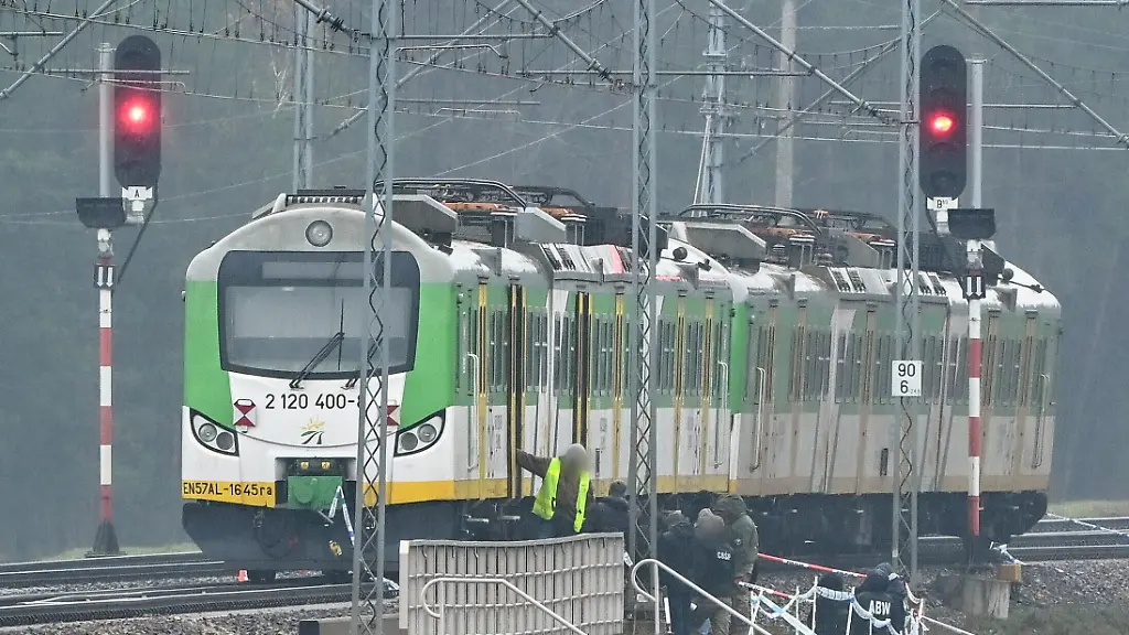 Spezialkraefte-und-Polizei-sind-am-Ort-eines-beschaedigten-Gleisabschnitts-auf-der-Strecke-Deblin-Warschau-in-der-Naehe-des-Bahnhofs-des-Ortes-Mika-im-Einsatz-Der-polnische-Ministerpraesident-Tusk-gab-bekannt-dass-ein-Sabotageakt-stattgefunden-hat-bei-dem-die-Explosion-eines-an-dieser-Stelle-platzierten-Sprengsatzes-die-Bahnstrecke-beschaedigt-hat