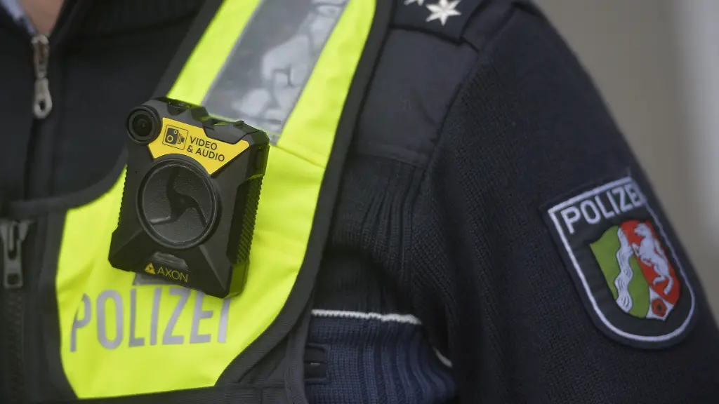 Feature-Symbol-Bodycams-bei-der-Polizei-01-20-wow-Praesentation-einer-Bodycam-bei-der-Kreispolizei-Guetersloh-im-Januar-2020-Deutschland-deutsch-deutsche-deutscher-Polizei-NRW-Nordrhein-Westfalen-Kreispolizei-Guetersloh-Polizist-Polizeibeamter-Kamera-Video-Videokamera-Cam-german-policeman-police-officer-with-bodycam-quer