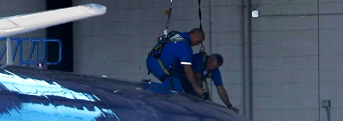 Erste Inaugenscheinnahme nach dem Zwischenfall: Southwest-Techniker begutachten den Schaden im Hangar.