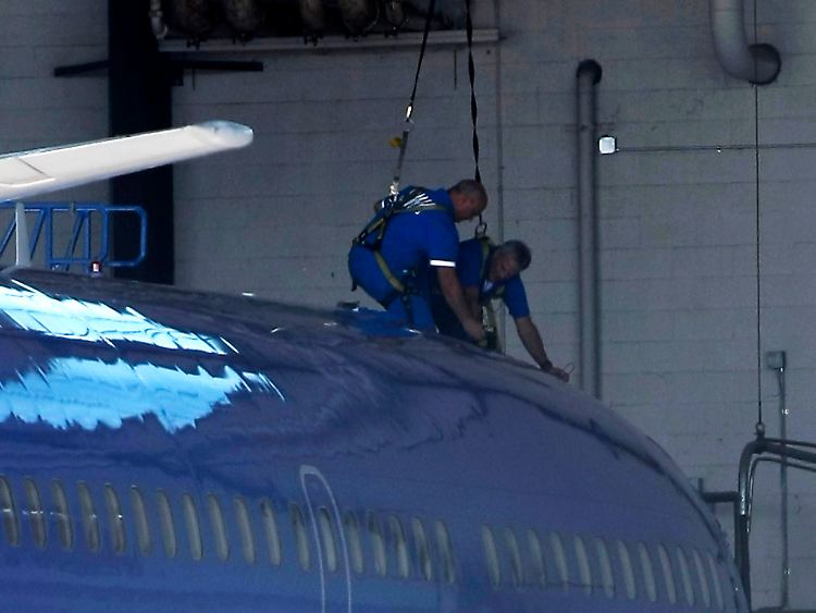 Erste Inaugenscheinnahme nach dem Zwischenfall: Southwest-Techniker begutachten den Schaden im Hangar.