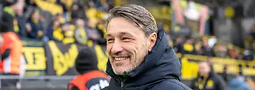22-11-2025-Fussball-1-Bundesliga-Saison-2025-2026-11-Spieltag-Borussia-Dortmund-VfB-Stuttgart-im-Signal-Iduna-Park-in-Dortmund-Niko-Kovac-Borussia-Dortmund-Trainer-nach-dem-Interview-Wichtiger-Hinweis-Gemaess-den-Vorgaben-der-DFL-Deutsche-Fussball-Liga-bzw-des-DFB-Deutscher-Fussball-Bund-ist-es-untersagt-in-dem-Stadion-und-oder-vom-Spiel-angefertigte-Fotoaufnahmen-in-Form-von-Sequenzbildern-und-oder-videoaehnlichen-Fotostrecken-zu-verwerten-bzw-verwerten-zu-lassen