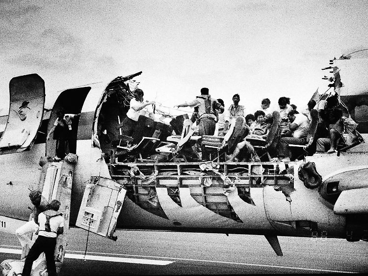 Der Vorfall erinnert an eine dramatische Notlandung im April 1988: Bei einer Boeing 737-200 der Aloha Airlines war hoch am Himmel über Hawaii ein großes Teil des Dach abgerissen. Eine Crew-Mitglied kam dabei ums Leben.