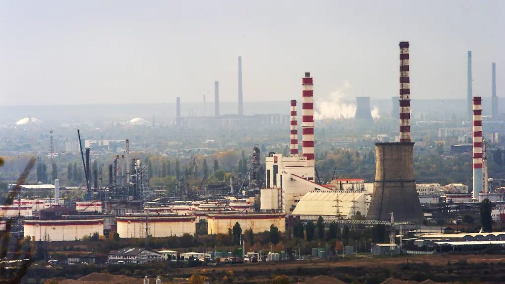 Have-Donald-Trump-s-and-EU-sanctions-affected-Russian-oil-companies-in-Romania-The-fact-is-they-are-indeed-present-in-this-EU-and-NATO-member-country-It-remains-to-be-seen-what-the-origin-of-the-fuel-distributed-by-these-gas-stations-is-and-of-the-crude-oil-distilled-by-the-Petrotel-Lukoil-refinery-in-the-city-of-Ploiesti-The-Romanian-government-claims-it-has-not-been-able-to-determine-its-source-Until-now-it-reached-Petrotel-Lukoil-from-the-Russian-port-of-Novorossiysk-on-the-Black-Sea-then-traveled-via-a-pipeline-from-the-Romanian-port-of-Constanta-to-the-Ploiesti-refinery-Acquired-by-Russia-in-1998-Petrotel-Lukoil-is-one-of-the-largest-refining-plants-in-Est-Europe-TIRATJEANCHRISTIAN-1