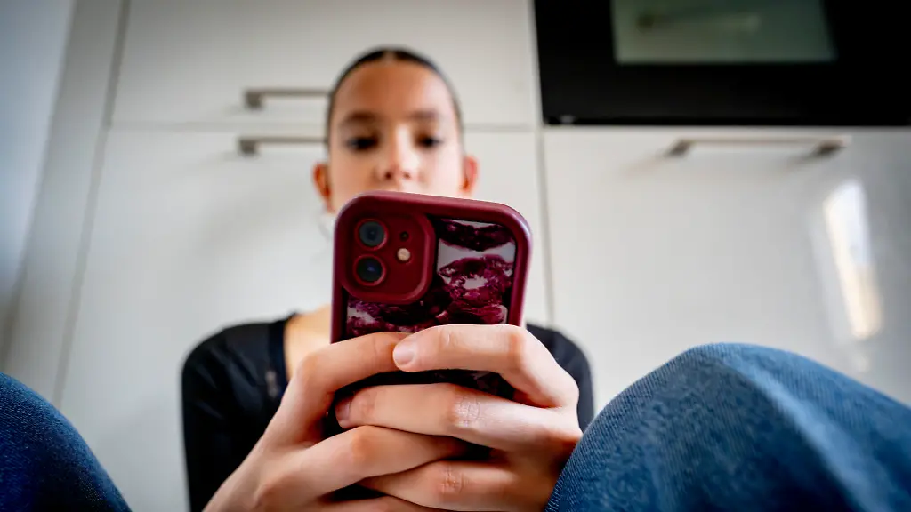 ILLUSTRATIVE-A-teenage-girl-on-her-mobile-phone-A-2014-Maastricht-University-study-found-that-70-of-young-people-under-21-are-addicted-to-their-mobile-phones-More-than-1-400-doctors-scientists-and-experts-are-calling-on-politicians-to-establish-age-limits-for-smartphone-and-social-media-use