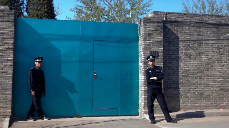 Chinesische Polizisten stehen vor Ais Studio in Peking.