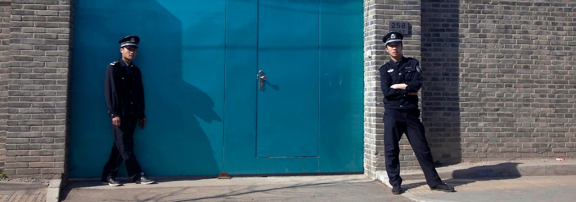 Chinesische Polizisten stehen vor Ais Studio in Peking.