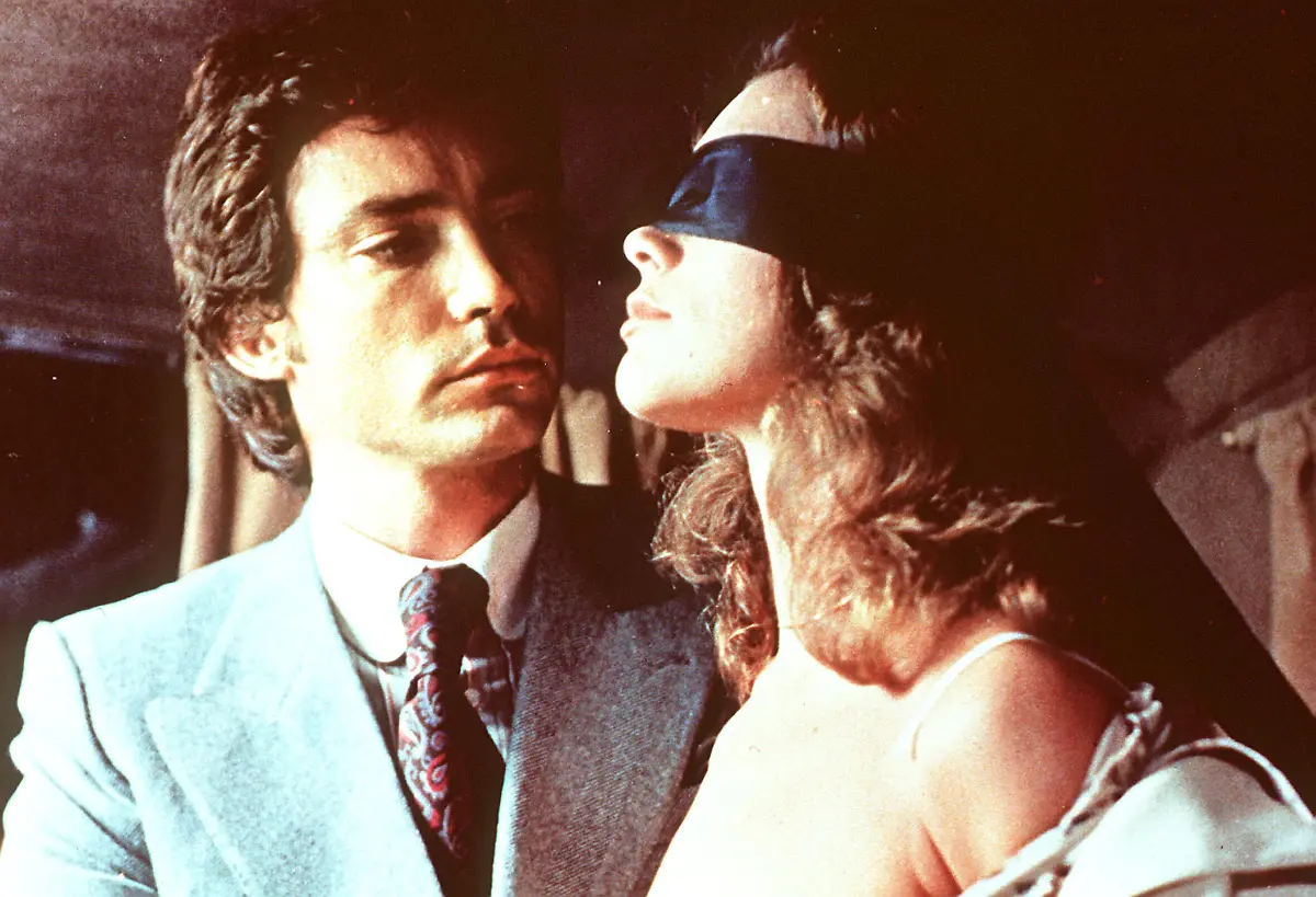 Die-huebsche-junge-O-CORINNE-CLERY-lernt-eines-Tages-den-welt-maennischen-und-schicken-Sir-Stephen-kennen-Sie-verliebt-sich-auf-Anhieb-in-ihn-was-ihr-Leben-voellig-veraendert-Denn-Stephen-hat-ziemlich-dubiose-Ansichten-ueber-Frauen-Er-ist-davon-ueberzeugt-dass-Frauen-von-Natur-aus-minderwertiger-seien-als-Maenner-Deshalb-muessten-sie-sich-jederzeit-allen-maennlichen-loesten-und-Launen-unterwerfen-Um-ihrer-Liebe-willen-ist-O-bereit-alles-zu-opfern-und-sich-bedingungslos-unterzuordnen-Regie-Just-Jaeckin-aka-L-Histoire-d-O-DIE-GESCHICHTE-DER-O