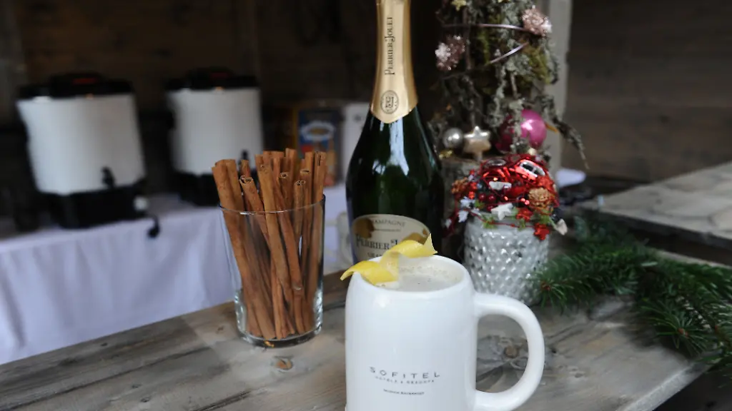 Champagner-Gluehwein-im-Bierkrug-gibt-es-auf-dem-hauseigenen-Christkindlmarkt-im-Hotel-Sofitel-Bayerpost-am-Muenchner-Hauptbahnhof