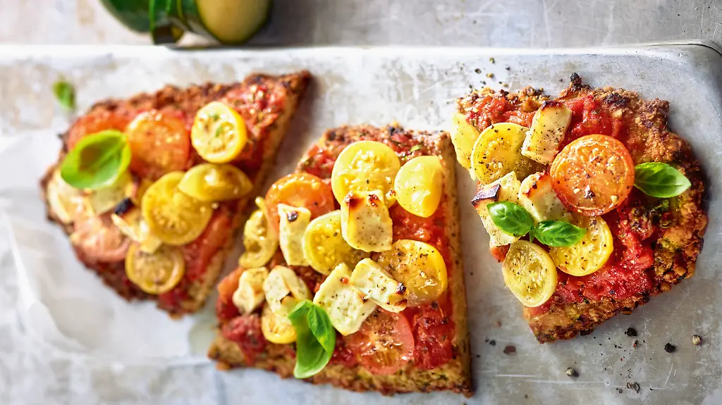 151-Pizza-mit-Zucchiniboden