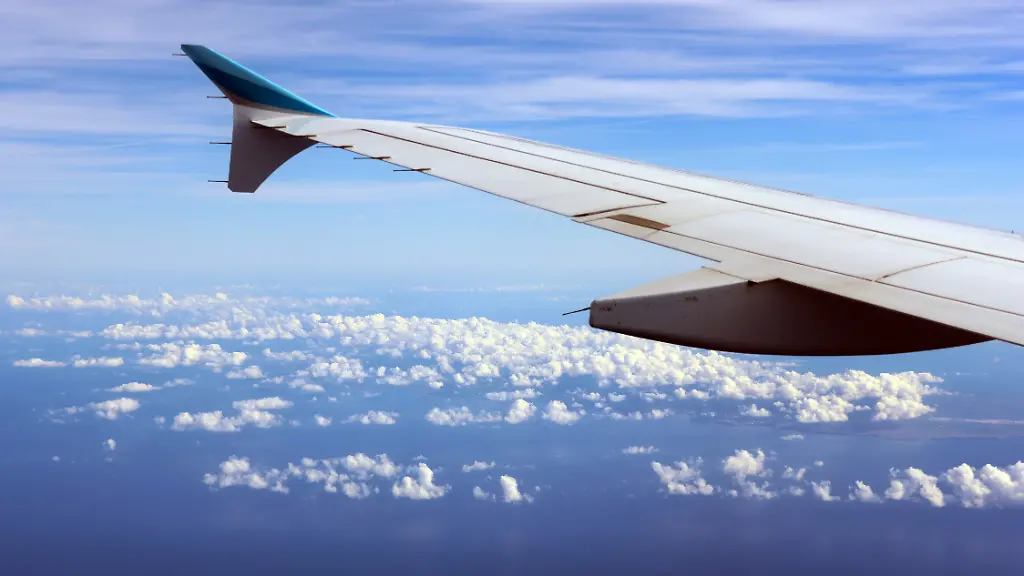 Tragflaeche-einer-Boeing-737-200-am-blauen-Himmel-mit-Schaefchenwolken-ESP-Mallorca-Reise-Urlaub-Ferien-Balearen-Spanien-12-11