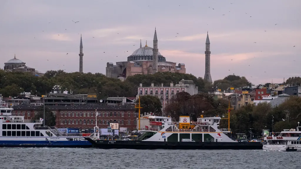 The-cityscape-of-the-Golden-Horn-estuary-with-the-Great-Mosque-of-Saint-Sophia-originally-a-Christian-basilica-and-the-most-important-monument-of-Byzantine-architecture-in-Istanbul-Turkey-s-largest-city-on-the-Bosphorus-strait-in-the-Marmara-region-on-12-October-2022-Paysage-urbain-de-l-estuaire-de-la-Corne-d-Or-avec-la-grande-mosquee-Sainte-Sophie-a-l-origine-basilique-chretienne-et-plus-important-monument-de-l-architecture-byzantine-a-Istanbul-plus-grande-ville-de-Turquie-situee-sur-le-detroit-du-Bosphore-dans-la-region-de-Marmara-le-12-octobre-2022