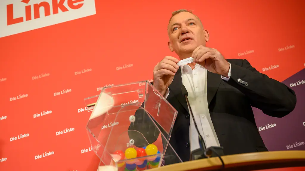 EUR-Deutschland-Berlin-25-11-2025-Jan-Van-Aken-Die-Linke-verliest-nach-der-Verlosung-die-Namen-aller-MdBs-von-Union-SPD-im-wehrfaehigen-Alter