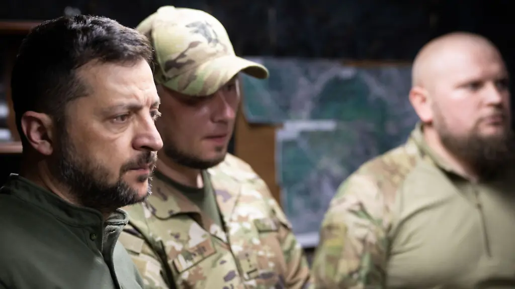 Krieg-in-der-Ukraine-Praesident-Wolodymyr-Selenskyj-besucht-Soldaten-an-der-Front-in-der-Region-Kharkiv-am-04-08-2025