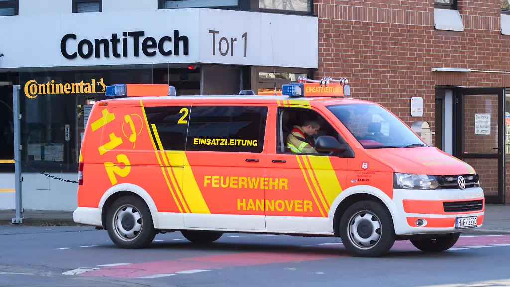 Die-Einsatzleitung-der-Feuerwehr-steht-vor-einem-Werk-von-Continental-Nach-einer-Explosion-beim-Autozulieferer-und-Reifenhersteller-Continental-ist-die-Feuerwehr-in-Hannover-zu-einem-groesseren-Einsatz-ausgerueckt-Sieben-Menschen-wurden-vom-Rettungsdienst-untersucht-die-Feuerwehr-geht-von-einigen-Leichtverletzten-aus