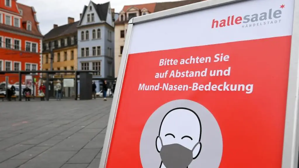 Ein-Schild-in-der-Altstadt-von-Halle-verweist-auf-die-Maskenpflicht