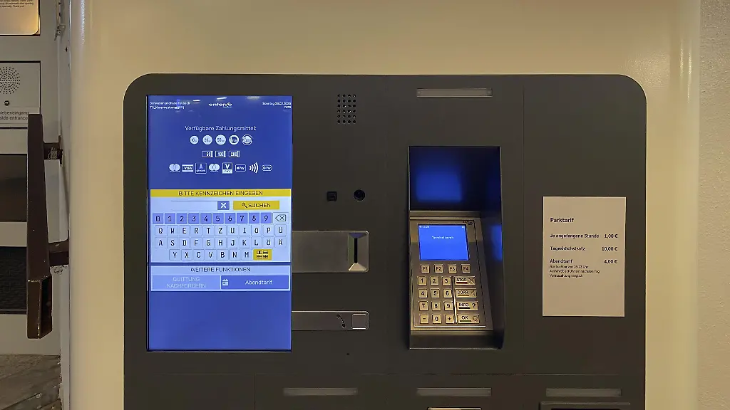 Kassenautomat-in-Parkhaus-Parkscheinautomat-mit-Kennzeichenerkennung-Schwabendlandhalle-Fellbach-Baden-Wuerttemberg-Deutschland-Europa