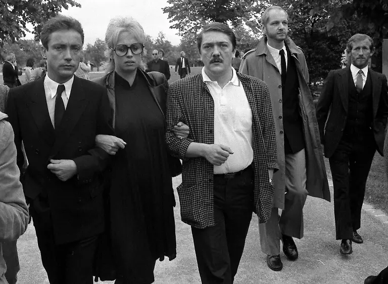 German-actress-Barbara-Valentin-star-of-several-films-of-German-movie-director-play-writer-and-theater-director-Rainer-Werner-Fassbinder-at-the-funeral-of-the-famous-director-at-a-cemetery-in-Munich-West-Germany-June-16-1982-Valentin-is-flanked-by-German-actor-Udo-Kier-left-and-movie-director-Walter-Bockmayer-Others-not-identified-Fassbinder-was-found-dead-in-his-bed-Thursday-morning-in-his-Munich-apartment-June-10-1982-He-was-37