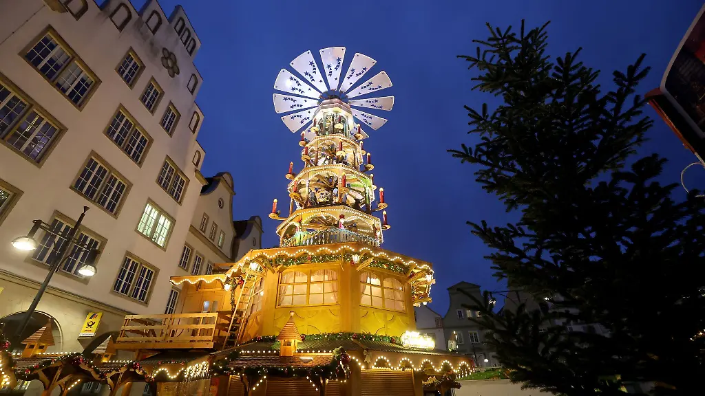 Der-nach-eigenen-Angaben-groesste-Weihnachtsmarkt-Norddeutschlands-lockt-mit-einer-Schlemmer-und-Marktmeile-einem-Weihnachtsrummel-einem-Maerchenwald-sowie-dem-Weihnachtsdorf-am-Brink