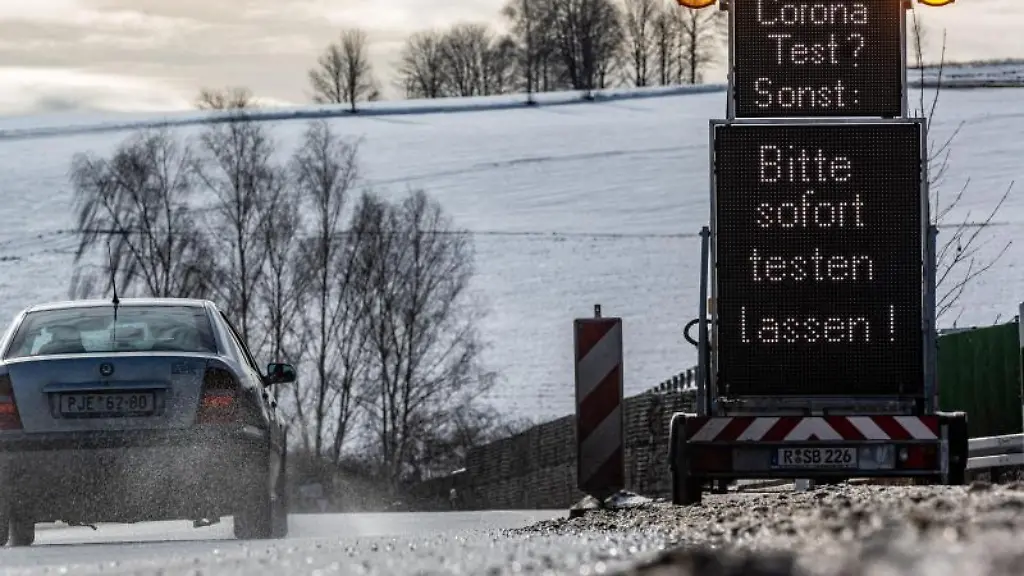 Coronatest-Hinweisschilder-kurz-hinter-der-deutsch-tschechischen-Grenze
