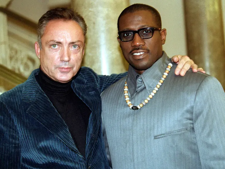 Der-amerikanische-Filmschauspieler-Wesley-Snipes-r-und-sein-deutscher-Kollege-Udo-Kier-am-Dienstag-abend-10-11-1998-bei-der-Filmpremiere-ihres-Films-Blade-in-Muenchen-Die-Verfilmung-des-Marvel-Comics-ueber-einen-Vampirjaeger-der-halb-Mensch-halb-Vampir-als-Wanderer-zwischen-den-Welten-ueberlebt-kommt-ab-3-Dezember-in-die-deutschen-Kinos