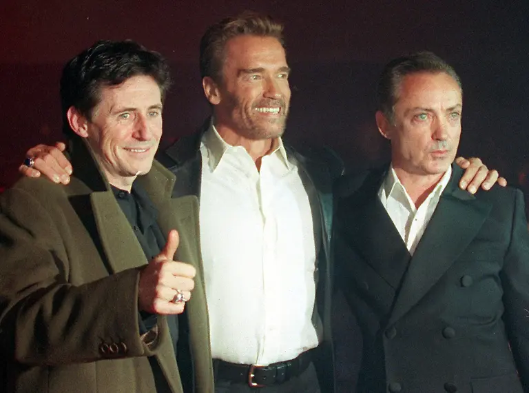 Der-US-Actionstar-Arnold-Schwarzenegger-M-kommt-mit-seinen-Schauspielerkollegen-Gabriel-Byrne-l-und-Udo-Kier-am-Montagabend-29-11-1999-zur-Deutschland-Premiere-ihres-Films-nach-Muenchen-End-of-Days-Nacht-ohne-Morgen-ist-ein-aufwendiger-Thriller-zur-Jahrtausendwende-der-den-Kampf-mit-dem-Teufel-beschwoert