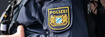 Das-Abzeichen-der-bayerischen-Polizei-auf-einer-Uniform-Es-steht-fuer-Sicherheitskraefte-Ordnung-Recht-und-die-Arbeit-der-Landespolizei-im-Freistaat-Bayern