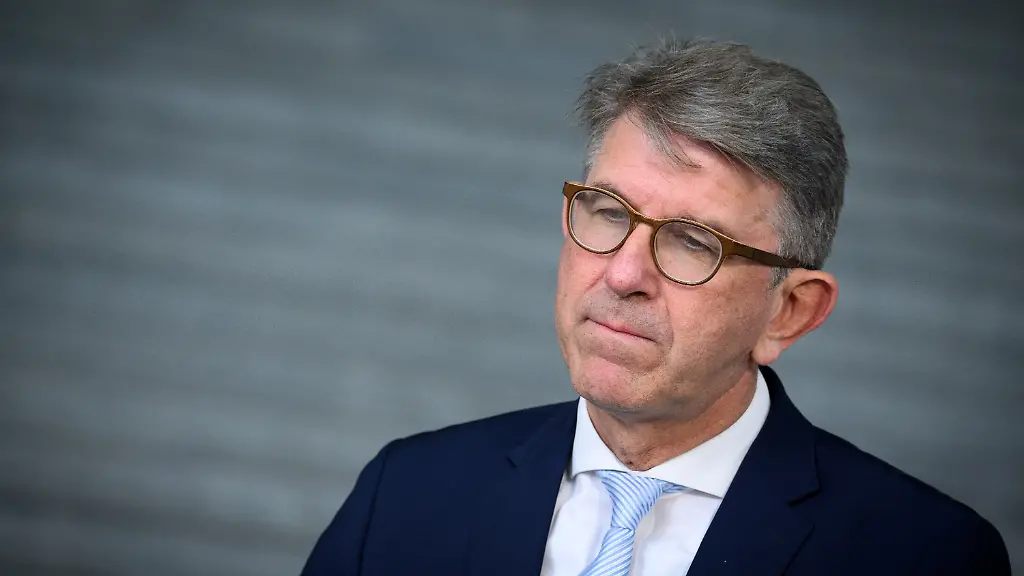 Wolfram-Weimer-parteilos-Staatsminister-fuer-Kultur-und-Medien-aeussert-sich-im-Bundeskanzleramt-zur-aktualisierten-Gedenkstaettenkonzeption-des-Bundes-mit-dem-sich-Bundeskabinett-heute-befasst-hat