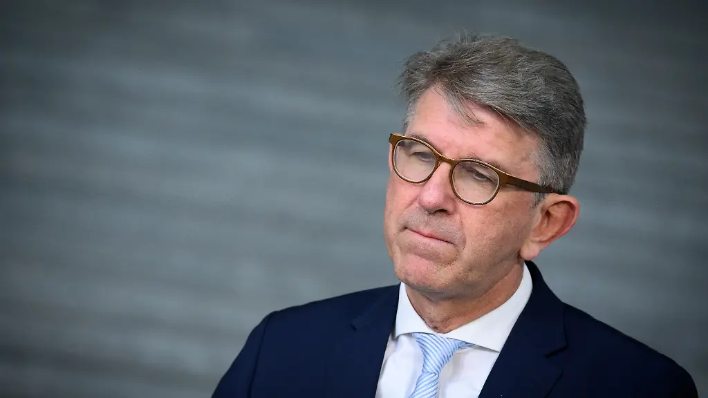 Wolfram-Weimer-parteilos-Staatsminister-fuer-Kultur-und-Medien-aeussert-sich-im-Bundeskanzleramt-zur-aktualisierten-Gedenkstaettenkonzeption-des-Bundes-mit-dem-sich-Bundeskabinett-heute-befasst-hat